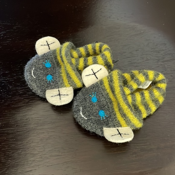 ADORABLE Garnet Hill 0-6month Bee Slippers - Picture 5 of 6